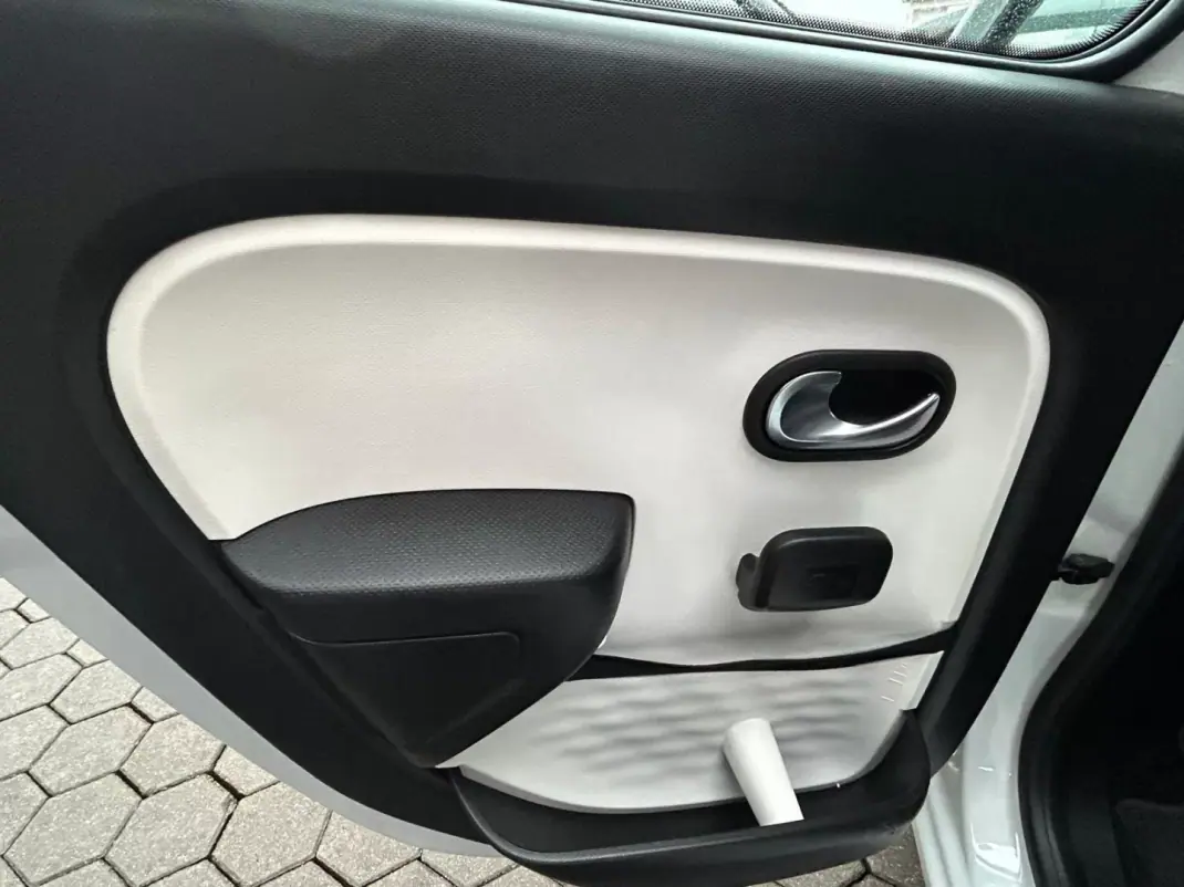 Renault Twingo 2018 - 10500 EUR, 113670 km - AUTO.MOTO.pt - 113670km - foto 14 de 18