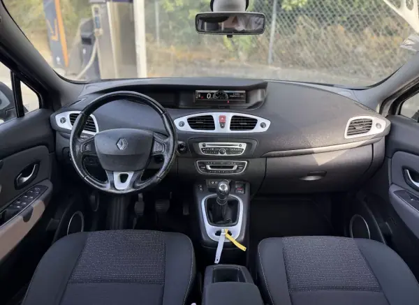 Renault Scénic 2009 - 6599 EUR, 230000 km - AUTO.MOTO.pt - 230000km - foto 4 de 7