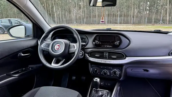 Fiat Tipo Station Wagon 2019 - 12750 EUR, 75000 km - AUTO.MOTO.pt - 75000km - foto 7 de 9
