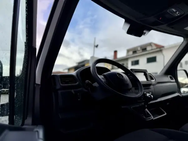 Opel Movano 2.3 L2H2 136Cv | GPS | IVA DEDUTÍVEL 2021 - 21950 EUR, 108000 km - AUTO.MOTO.pt - 108000km - foto 7 de 17