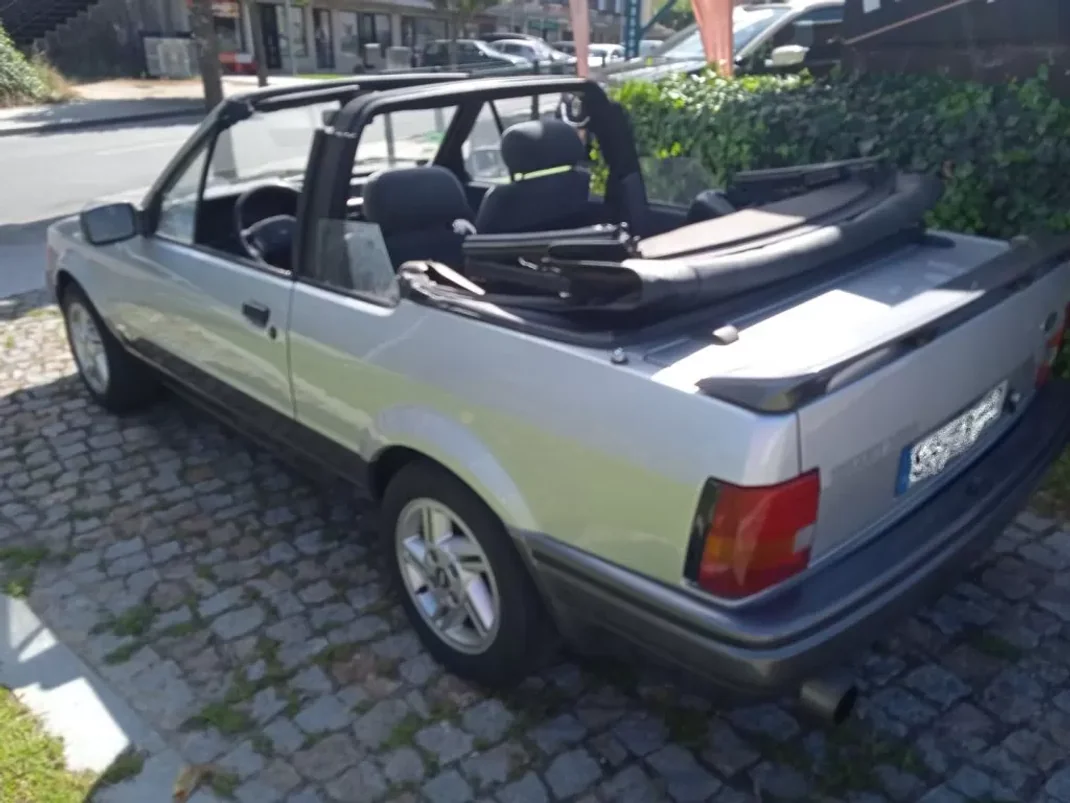 Ford Escort Cabrio 1988 - 7500 EUR, 91460 km - AUTO.MOTO.pt - 91460km - foto 8 de 12