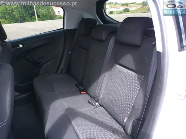 Peugeot 208 2019 - 12250 EUR, 136000 km - AUTO.MOTO.pt - 136000km - foto 14 de 23