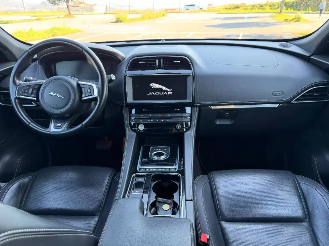 Jaguar F-Pace 2017 - 24950 EUR, 177000 km - AUTO.MOTO.pt - 177000km - foto 14 de 15