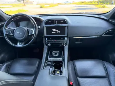 Jaguar F-Pace 2017 - 24950 EUR, 177000 km - AUTO.MOTO.pt - 177000km - foto 14 de 15