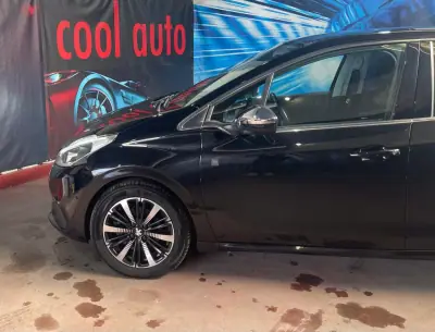 Peugeot 208 2018 - 8899 EUR, 106000 km - AUTO.MOTO.pt - 106000km - foto 18 de 42