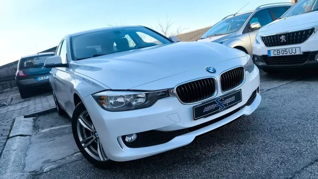 BMW 318 2015 - 12900 EUR, 195000 km - AUTO.MOTO.pt - 195000km - foto 18 de 20