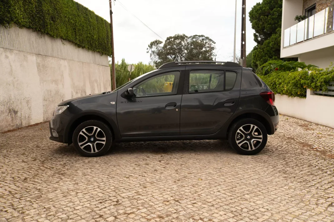 Dacia Sandero 2020 - 12950 EUR, 109000 km - AUTO.MOTO.pt - 109000km - foto 3 de 7