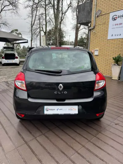 Renault Clio 2010 - 5900 EUR, 171000 km - AUTO.MOTO.pt - 171000km - foto 4 de 13
