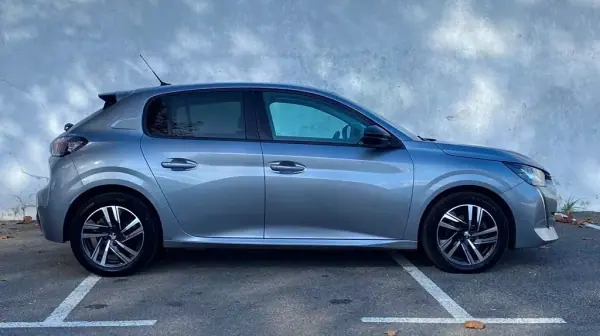 Peugeot 208 2023 - 14900 EUR, 13501 km - AUTO.MOTO.pt - 13501km - foto 8 de 23