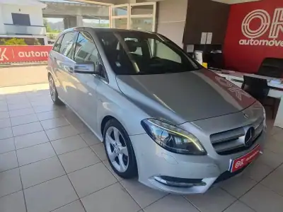 Mercedes-Benz B 180 2012 - 10990 EUR, 221000 km - AUTO.MOTO.pt - 221000km - foto 2 de 35