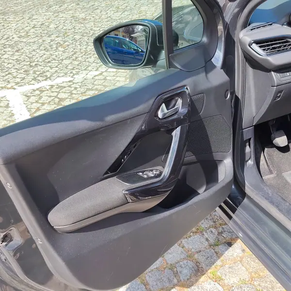 Peugeot 208 2014 - 6500 EUR, 255000 km - AUTO.MOTO.pt - 255000km - foto 7 de 11