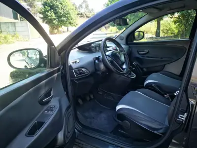 Lancia Ypsilon 2014 - 7500 EUR, 100000 km - AUTO.MOTO.pt - 100000km - foto 8 de 36