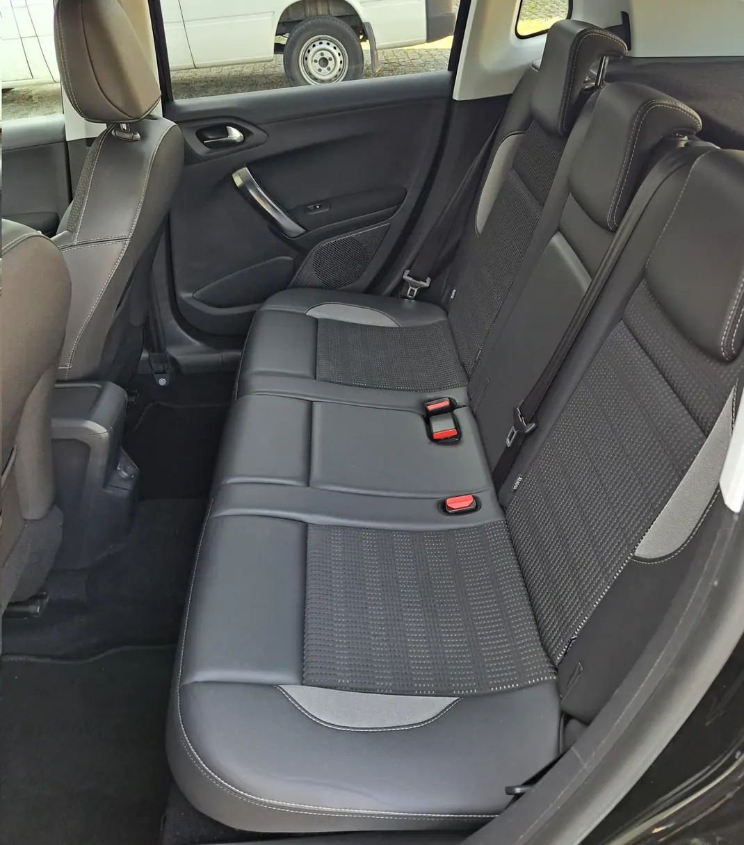 Peugeot 2008 2015 - 9100 EUR, 147000 km - AUTO.MOTO.pt - 147000km - foto 8 de 11