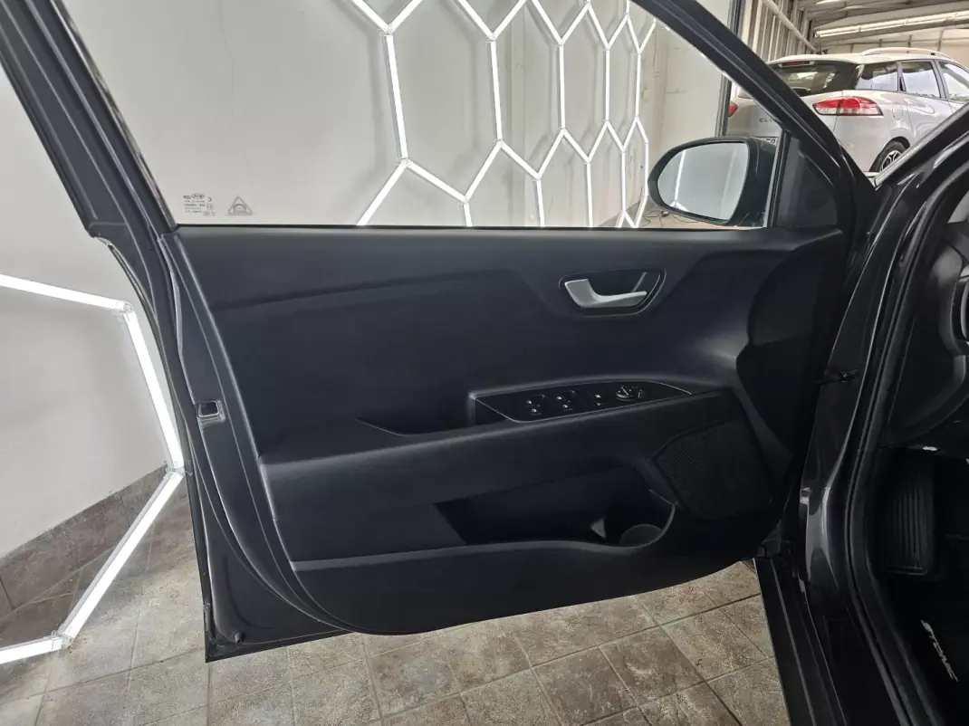 Kia Stonic 2019 - 12500 EUR, 117953 km - AUTO.MOTO.pt - 117953km - foto 15 de 23