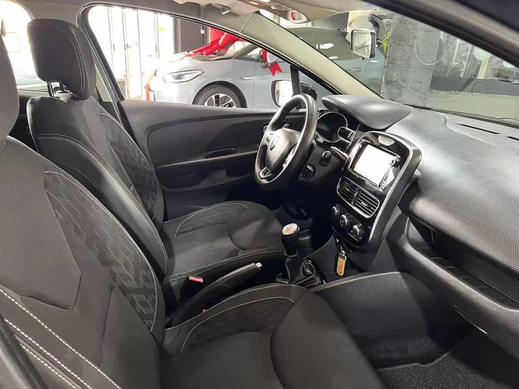 Renault Clio 2019 - 10800 EUR, 122674 km - AUTO.MOTO.pt - 122674km - foto 18 de 22