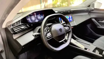 Peugeot 308 2025 - 24500 EUR, 7700 km - AUTO.MOTO.pt - 7700km - foto 13 de 21