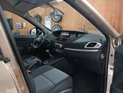 Renault Scénic 2015 - 10990 EUR, 159000 km - AUTO.MOTO.pt - 159000km - foto 19 de 19