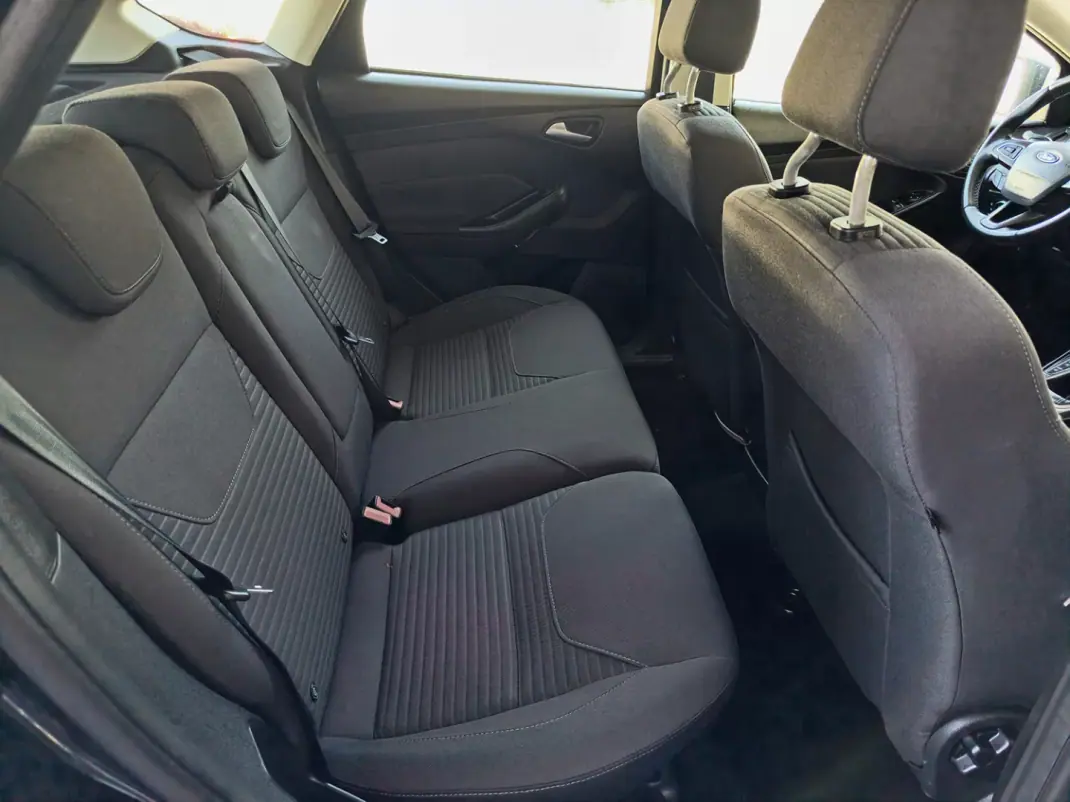 Ford Focus 2018 - 11500 EUR, 95000 km - AUTO.MOTO.pt - 95000km - foto 12 de 23