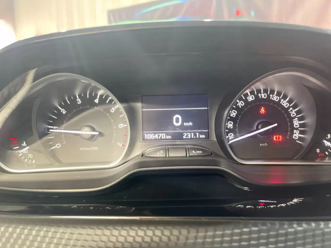 Peugeot 208 2018 - 8899 EUR, 106000 km - AUTO.MOTO.pt - 106000km - foto 32 de 42