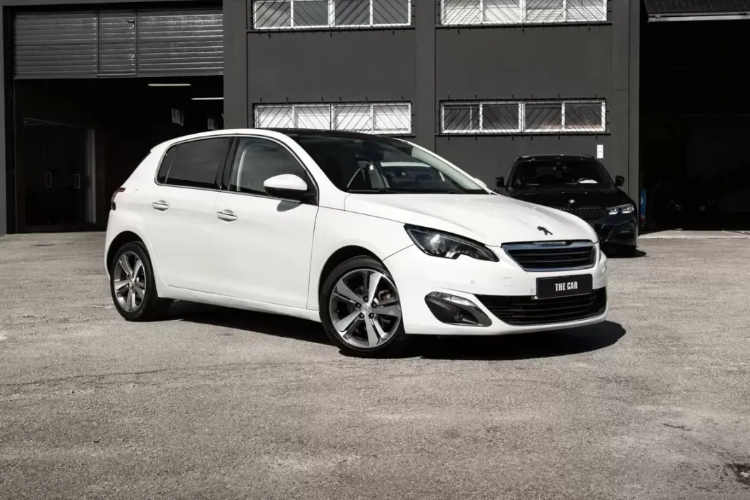 Peugeot 308 2015 - 11999 EUR, 162656 km - AUTO.MOTO.pt - 162656km - foto 1 de 26