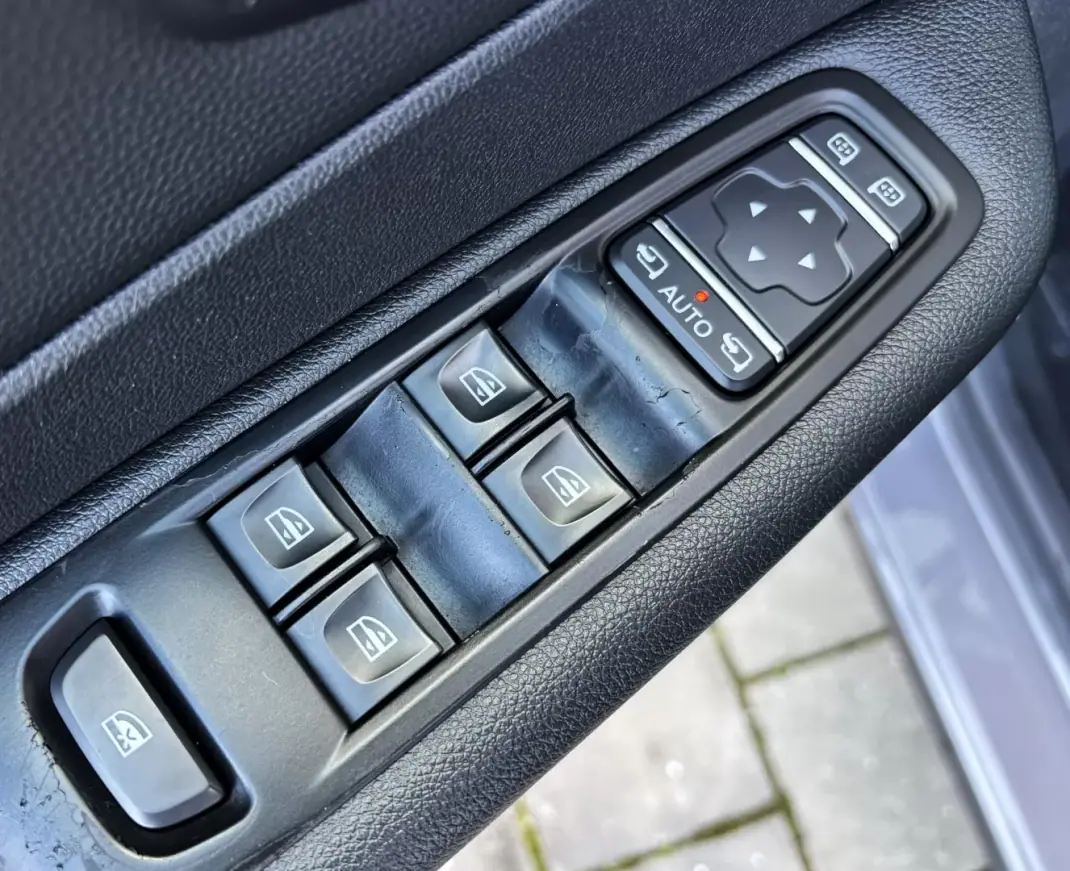 Renault Captur 2018 - 13950 EUR, 119000 km - AUTO.MOTO.pt - 119000km - foto 18 de 42