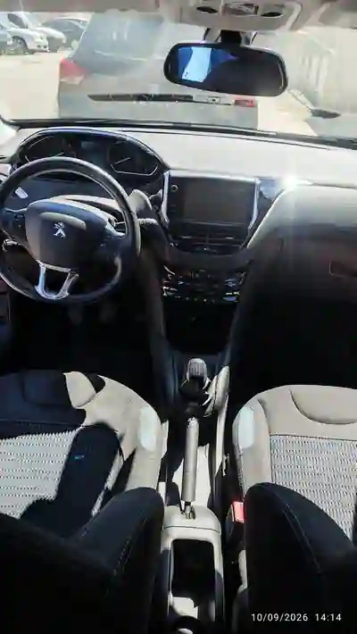 Peugeot 208 2015 - 7000 EUR, 133000 km - 133000km - foto 15 de 15