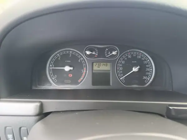 Renault Laguna 2007 - 3500 EUR, 230000 km - AUTO.MOTO.pt - 230000km - foto 21 de 23