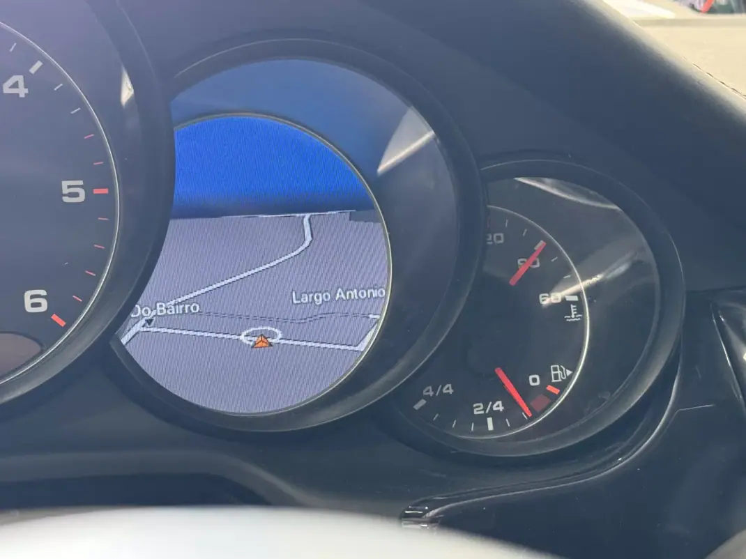 Porsche Panamera 2015 - 33990 EUR, 247000 km - AUTO.MOTO.pt - 247000km - foto 29 de 44