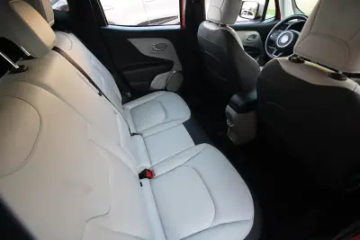 Jeep Renegade 2018 - 14990 EUR, 116000 km - AUTO.MOTO.pt - 116000km - foto 29 de 36