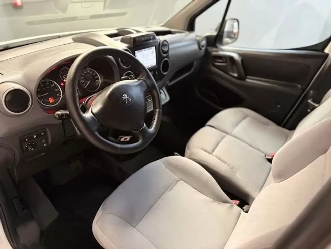 Peugeot PARTNER GIRAFON 2016 - 8990 EUR, 153000 km - AUTO.MOTO.pt - 153000km - foto 2 de 13