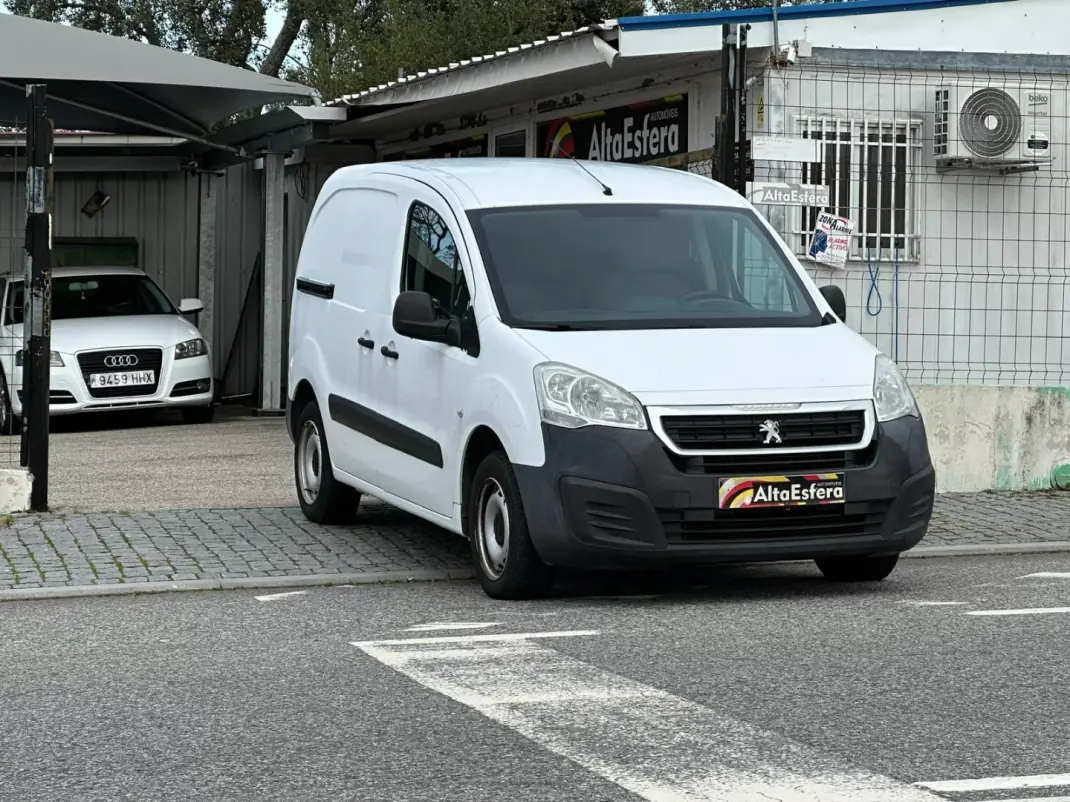 Peugeot Partner 2016 - 10900 EUR, 177432 km - AUTO.MOTO.pt - 177432km - foto 3 de 20