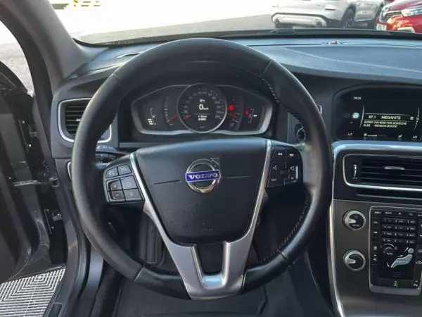 Volvo V60 2015 - 7900 EUR, 318884 km - AUTO.MOTO.pt - 318884km - foto 3 de 16
