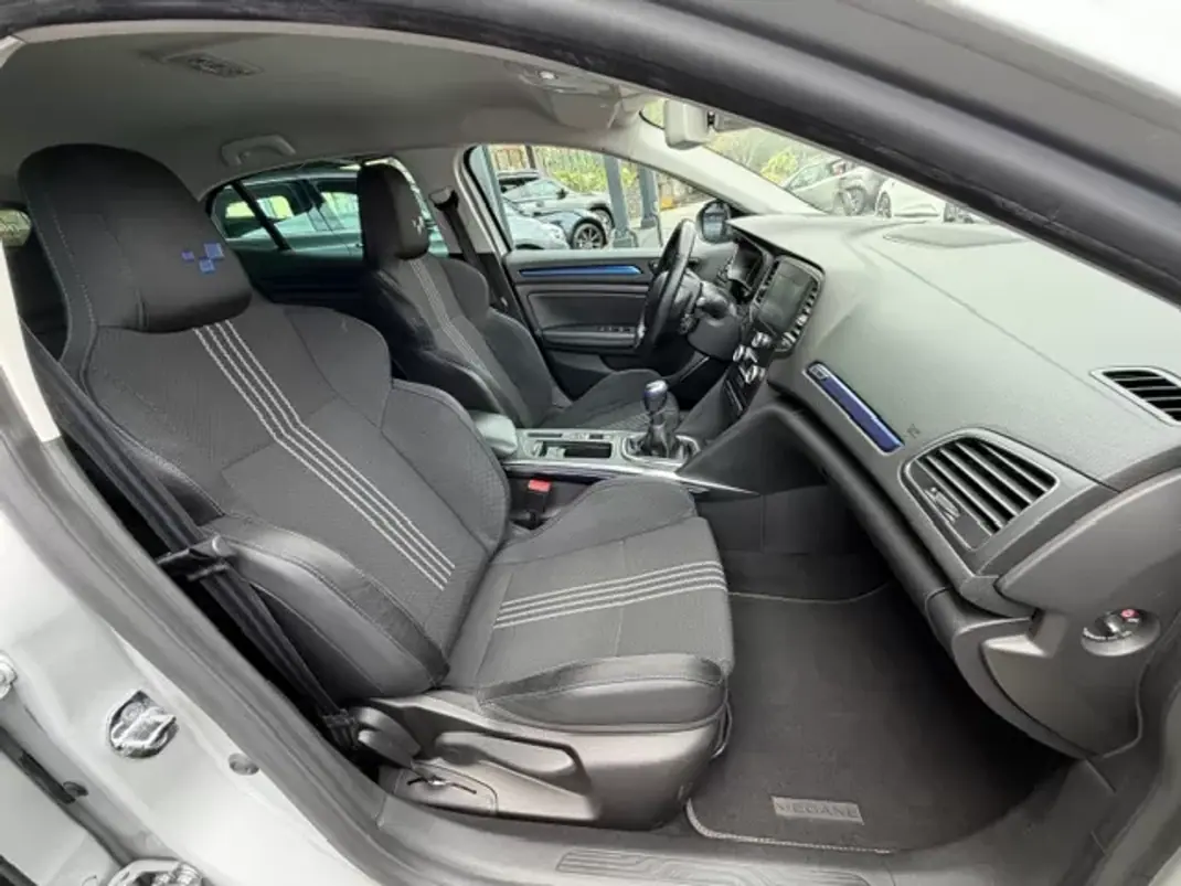 Renault Mégane 2018 - 16900 EUR, 89150 km - AUTO.MOTO.pt - 89150km - foto 12 de 12