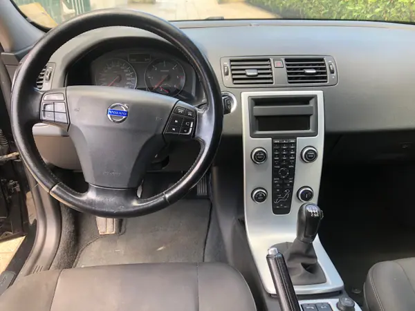 Volvo V50 2011 - 4750 EUR, 311000 km - AUTO.MOTO.pt - 311000km - foto 7 de 10