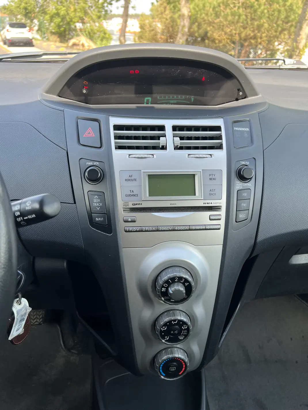 Toyota Yaris 2008 - 4990 EUR, 101600 km - AUTO.MOTO.pt - 101600km - foto 7 de 10
