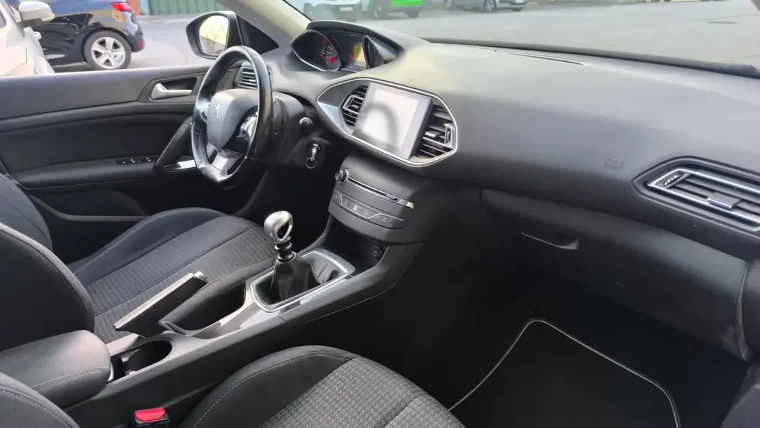 Peugeot 308 SW 2018 - 9900 EUR, 175000 km - AUTO.MOTO.pt - 175000km - foto 4 de 16