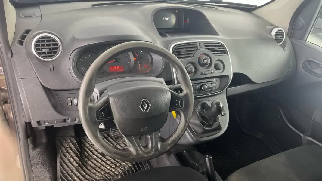 Renault 2015 - 6500 EUR, 317900 km - AUTO.MOTO.pt - 317900km - foto 5 de 10