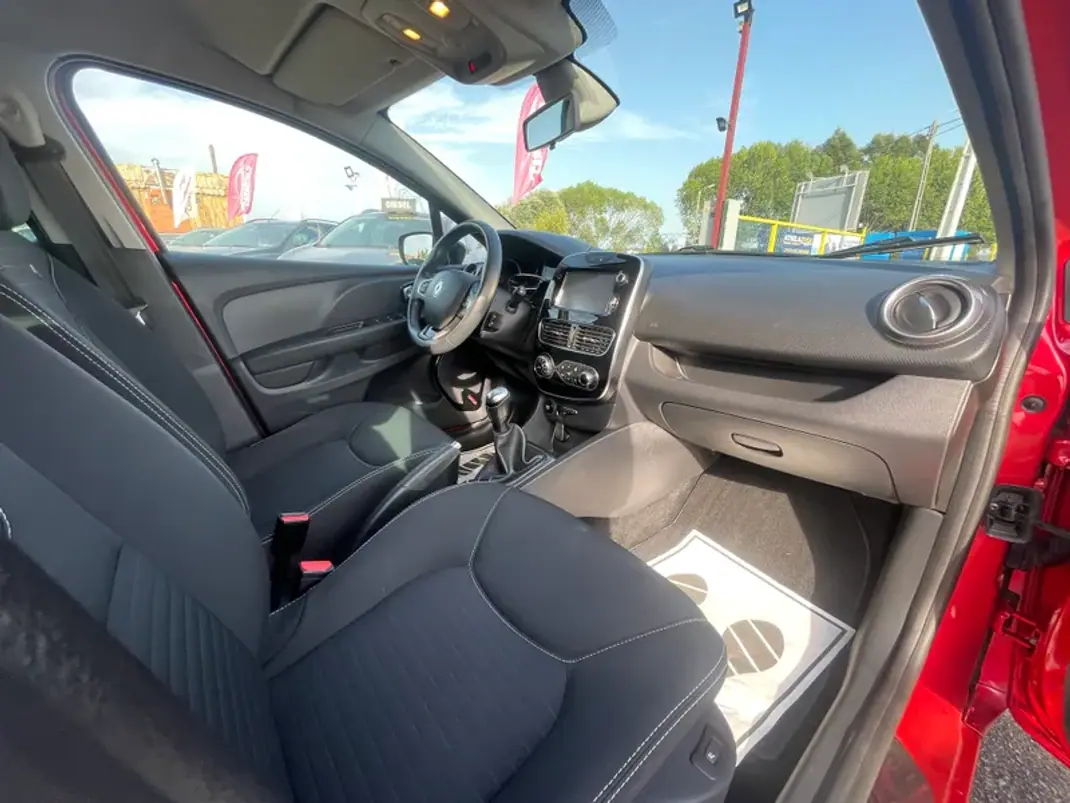 Renault Clio 2017 - 11950 EUR, 94905 km - AUTO.MOTO.pt - 94905km - foto 26 de 27
