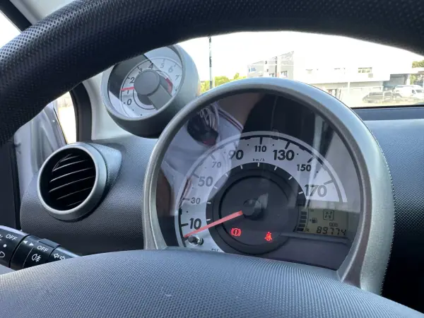 Peugeot 107 2011 - 7990 EUR, 91000 km - AUTO.MOTO.pt - 91000km - foto 14 de 16
