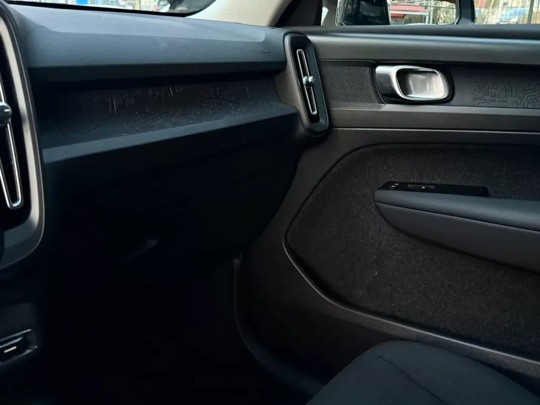 Volvo XC 40 2021 - 26950 EUR, 90000 km - AUTO.MOTO.pt - 90000km - foto 18 de 20