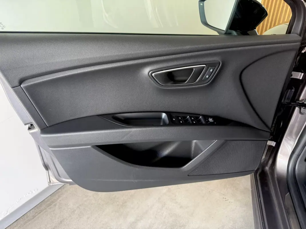 SEAT Leon 2015 - 14000 EUR, 181000 km - AUTO.MOTO.pt - 181000km - foto 63 de 92