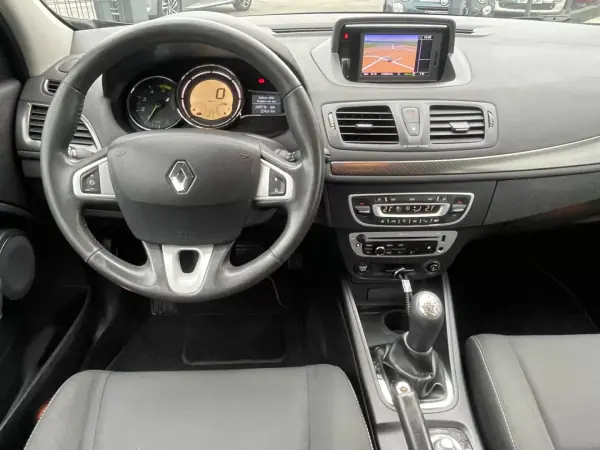 Renault Mégane Break 2012 - 7750 EUR, 289000 km - AUTO.MOTO.pt - 289000km - foto 6 de 9