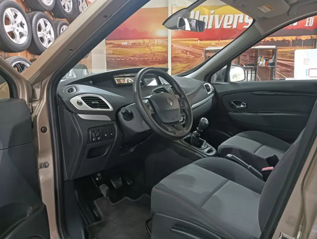 Renault Scénic 2015 - 10990 EUR, 159000 km - AUTO.MOTO.pt - 159000km - foto 6 de 19