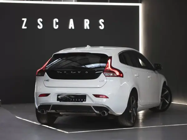 Volvo V40 2015 - 12990 EUR, 117267 km - AUTO.MOTO.pt - 117267km - foto 6 de 17