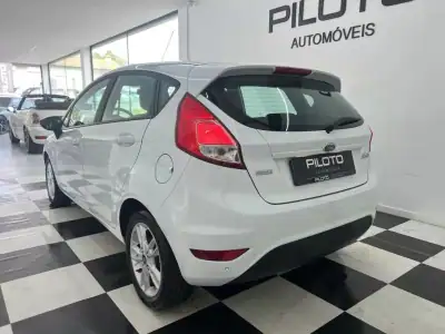 Ford Fiesta 2015 - 9990 EUR, 126498 km - AUTO.MOTO.pt - 126498km - foto 6 de 23
