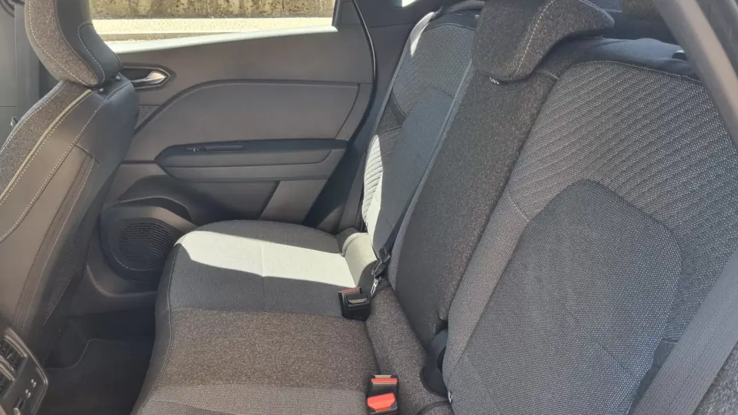 Renault Captur 2025 - 24000 EUR, 10335 km - AUTO.MOTO.pt - 10335km - foto 27 de 36