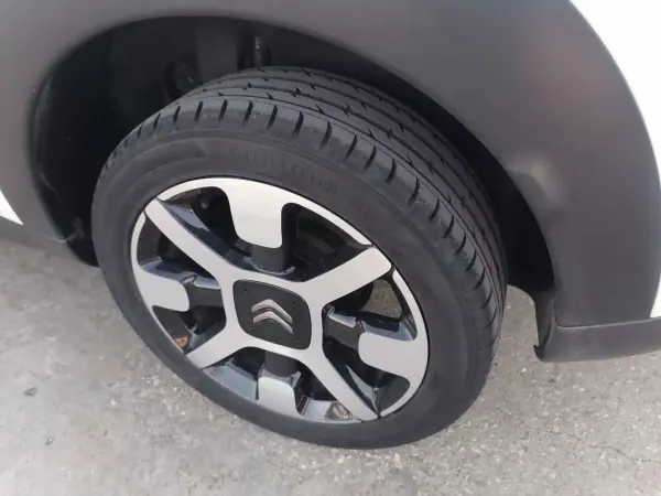 Citroën C4 Cactus 2016 - 8900 EUR, 130800 km - AUTO.MOTO.pt - 130800km - foto 10 de 17