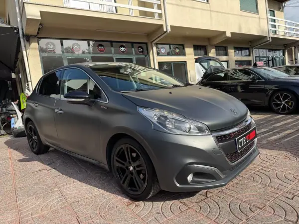 Peugeot 208 2015 - 8900 EUR, 195000 km - AUTO.MOTO.pt - 195000km - foto 6 de 29