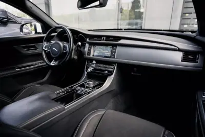 Jaguar XF 2017 - 24990 EUR, 145800 km - AUTO.MOTO.pt - 145800km - foto 10 de 55