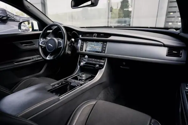 Jaguar XF 2017 - 22990 EUR, 145800 km - AUTO.MOTO.pt - 145800km - foto 10 de 55